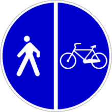 cartello pista ciclabile accanto al marciapiede