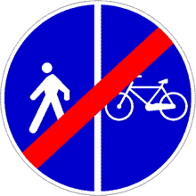 cartello fine pista ciclabile accanto al marciapiede