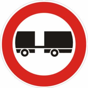 cartello transito vietato ai veicoli a motore trainanti un rimorchio